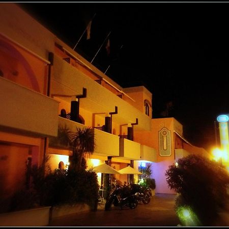 Hotel Mistral マリーナ・ディ・カンポ エクステリア 写真