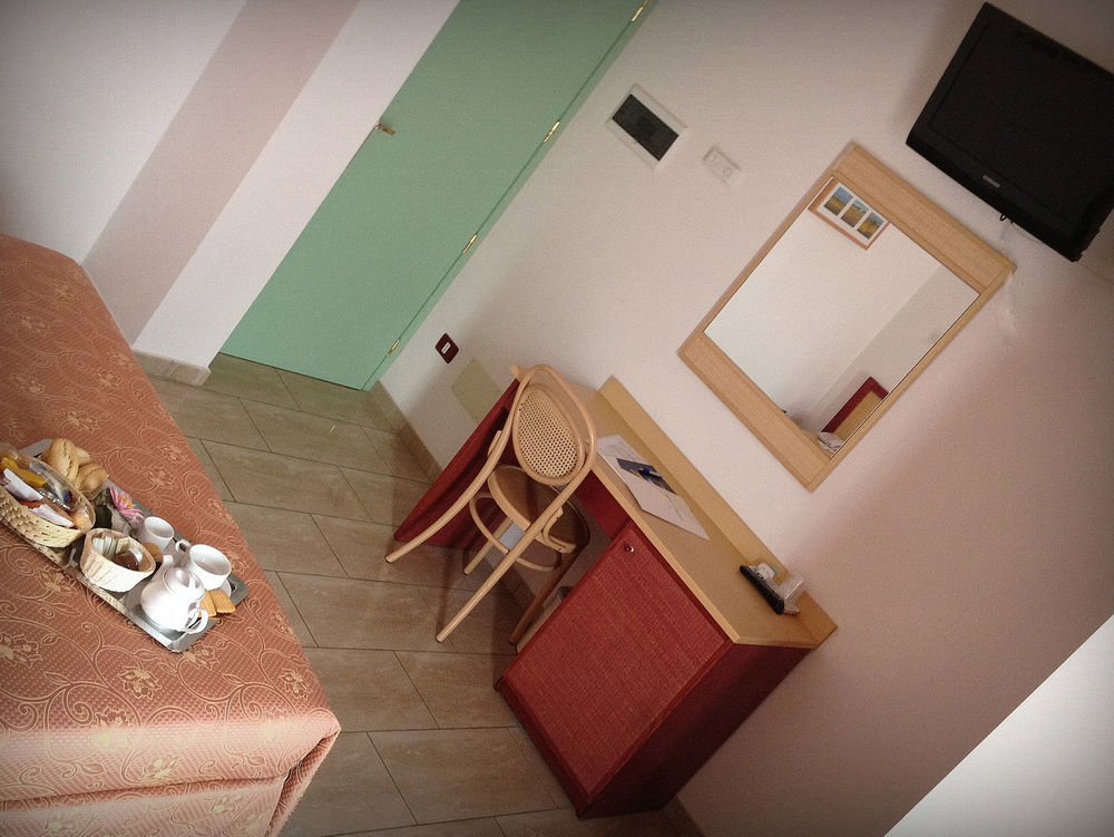 Hotel Mistral マリーナ・ディ・カンポ エクステリア 写真
