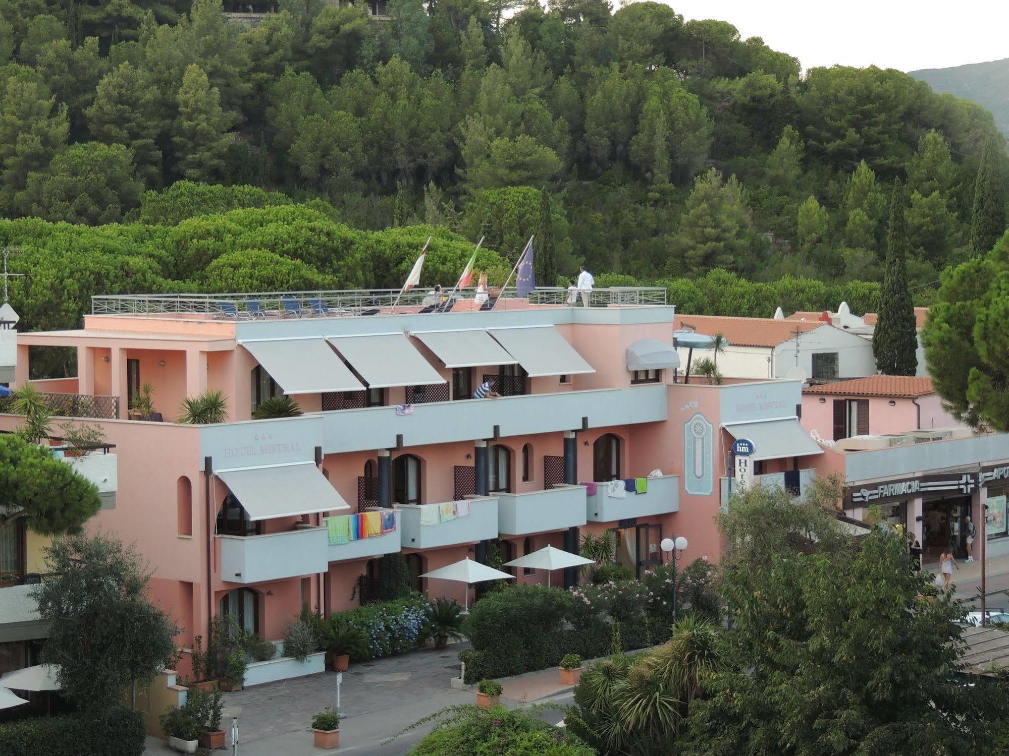 Hotel Mistral マリーナ・ディ・カンポ エクステリア 写真